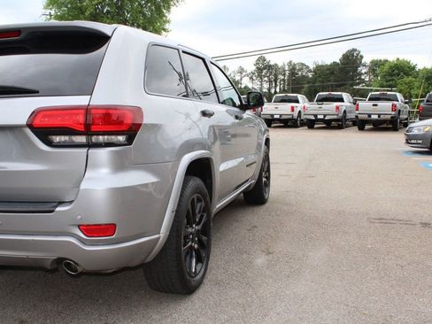 Used 2017 Jeep Grand Cherokee Altitude RWD image 29