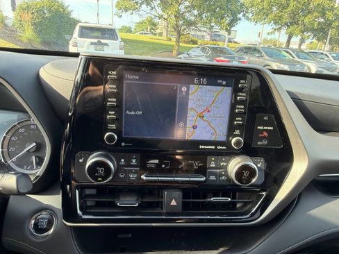 Used 2022 Toyota Highlander XLE AWD/4WD image 2