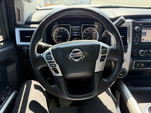 Used 2018 Nissan Titan SV w/ SV Convenience Package image 24