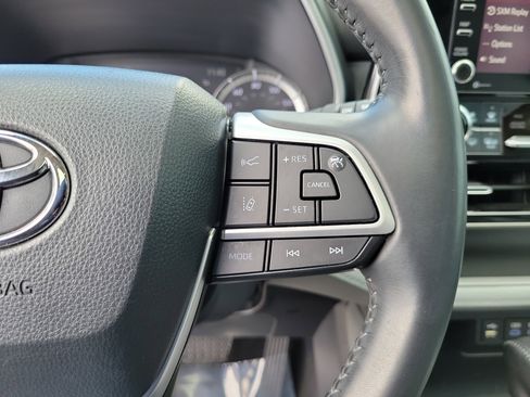 Used 2022 Toyota Highlander XLE FWD image 22