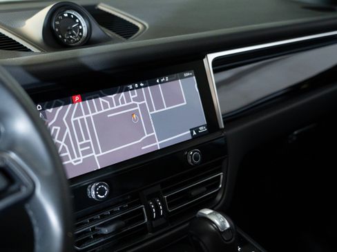 Certified 2023 Porsche Macan AWD/4WD image 20