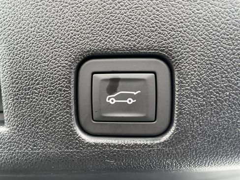 Used 2025 Chevrolet Traverse LT w/ Sun and Wheel Package image 32