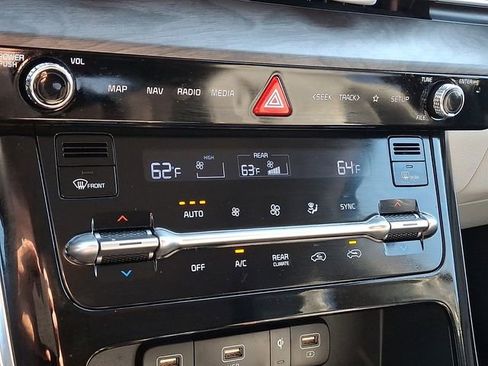 Used 2024 Kia Carnival EX image 15