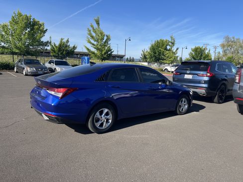 Used 2021 Hyundai Elantra SE FWD image 6