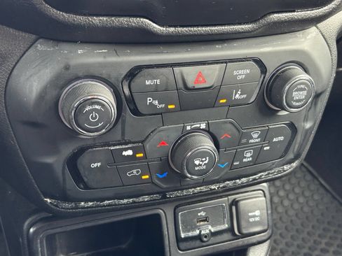 Used 2018 Jeep Renegade Latitude w/ Advanced Technology Group FWD image 12