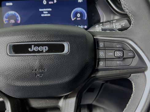 Used 2025 Jeep Grand Cherokee L Laredo image 20