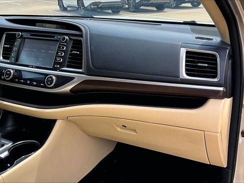 Used 2014 Toyota Highlander Limited w/ Driver Technology Package image 19