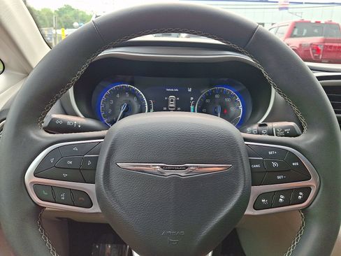 Used 2023 Chrysler Pacifica Touring-L FWD image 20