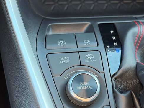 Used 2022 Toyota RAV4 SE w/ Weather & Moonroof Package image 19