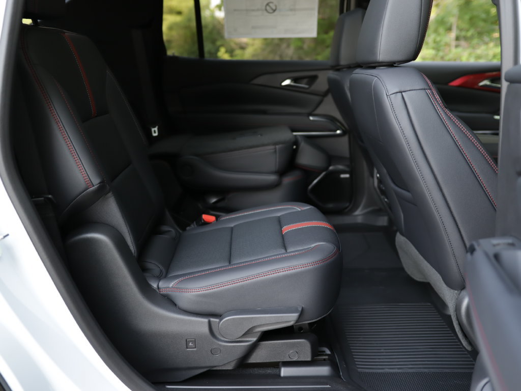 New 2026 Chevrolet Traverse RS w/ LPO, Floor Liner Package AWD/4WD image 38