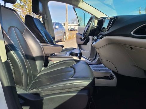 Used 2023 Chrysler Pacifica Touring-L image 18