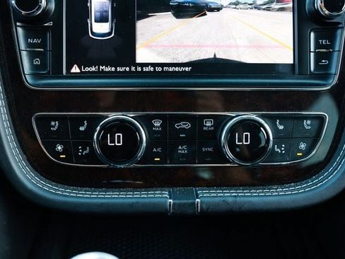 Used 2018 Bentley Bentayga AWD/4WD image 41