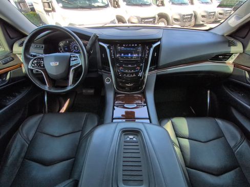 Used 2018 Cadillac Escalade Luxury RWD image 15