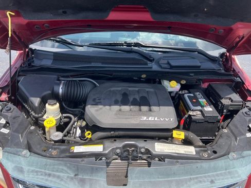 Used 2012 Volkswagen Routan SEL FWD image 27