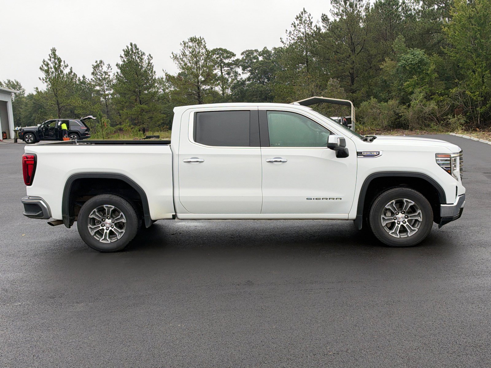 Used 2025 GMC Sierra 1500 SLT AWD/4WD image 4