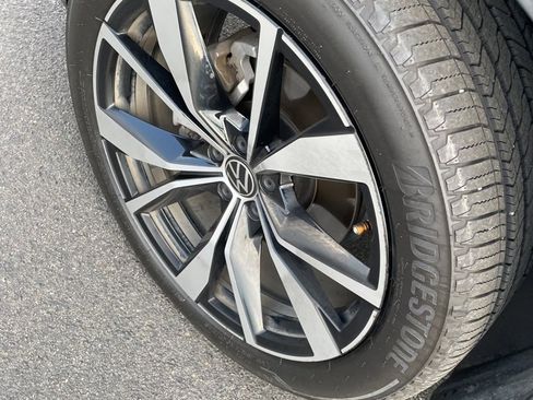 Used 2025 Volkswagen Atlas SEL Premium R-Line image 9