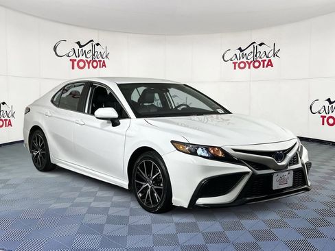 Used 2024 Toyota Camry SE image 3