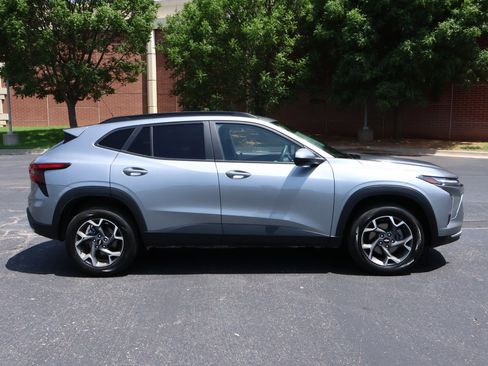 Used 2025 Chevrolet Trax LT FWD image 27