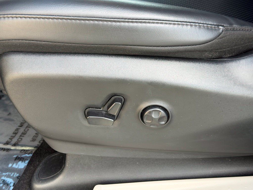 Used 2024 Chrysler Pacifica Touring-L FWD image 23