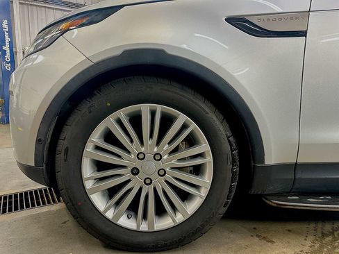 Used 2018 Land Rover Discovery SE image 18