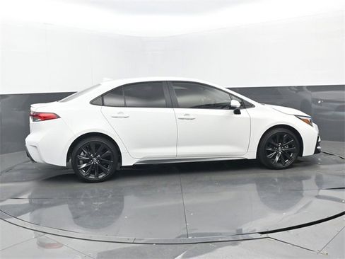 Used 2024 Toyota Corolla SE image 2