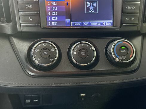 Used 2018 Toyota RAV4 LE FWD image 22