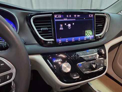 Used 2022 Chrysler Pacifica Touring-L FWD image 31
