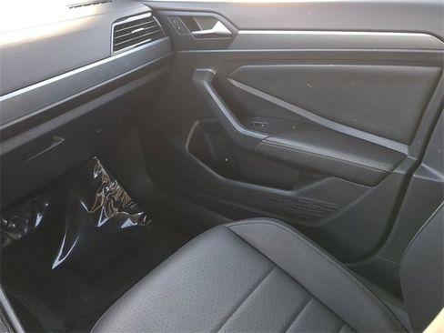 Certified 2023 Volkswagen Jetta SE w/ Panoramic Sunroof Package image 15