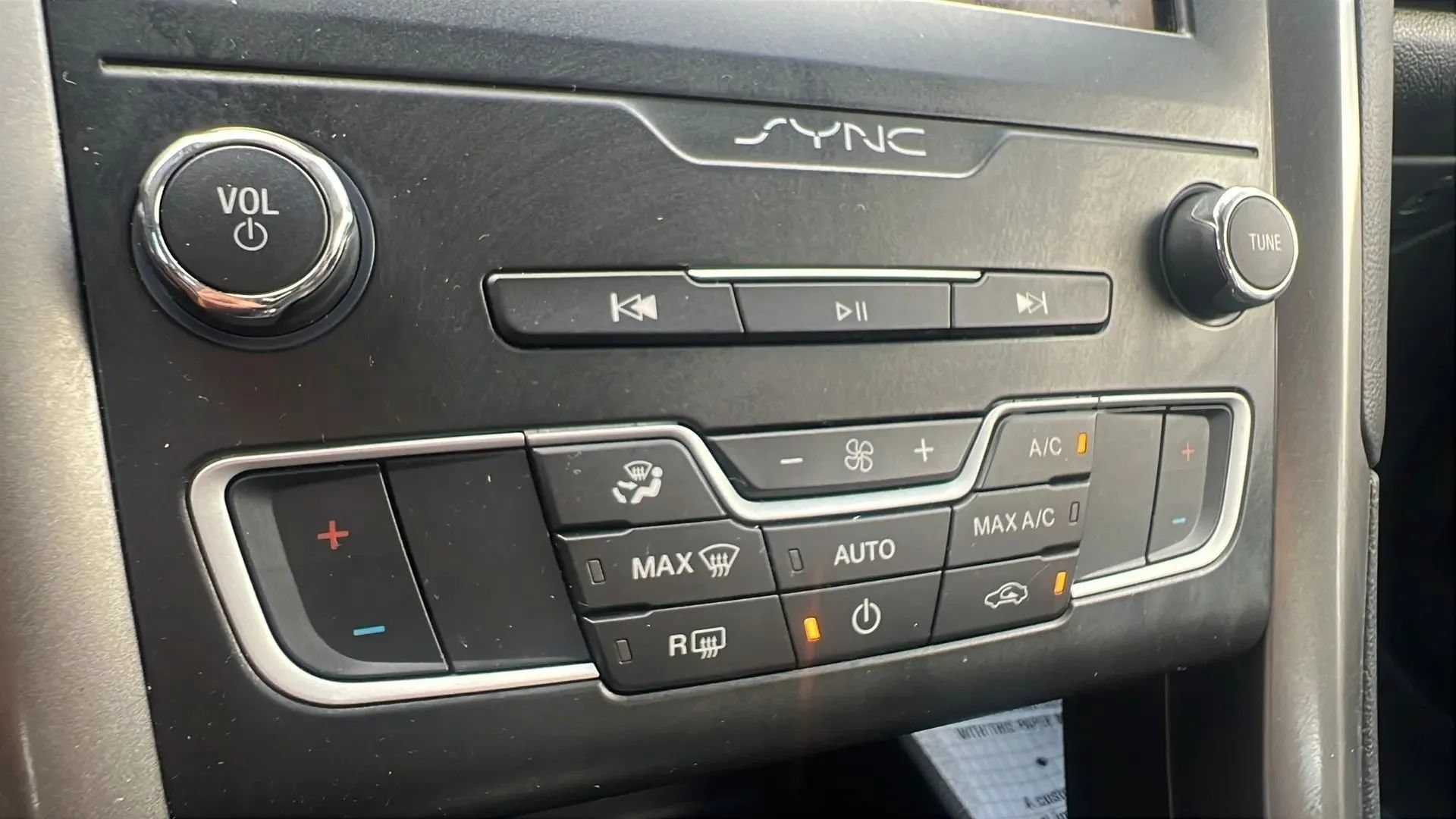 Used 2019 Ford Fusion SE FWD image 15