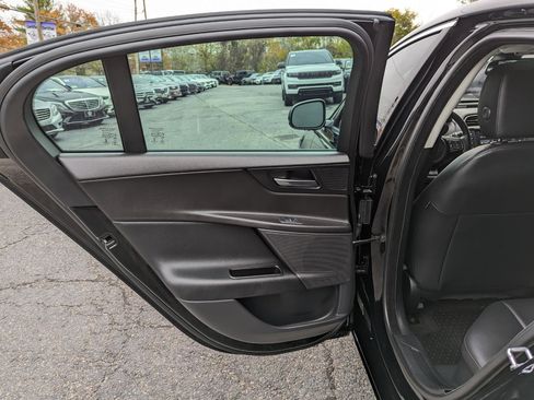 Used 2017 Jaguar XE Premium image 25