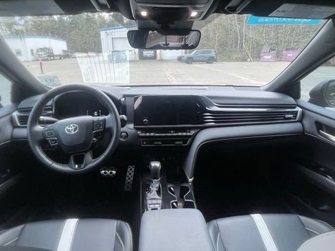 Used 2025 Toyota Camry SE w/ Convenience Package image 10