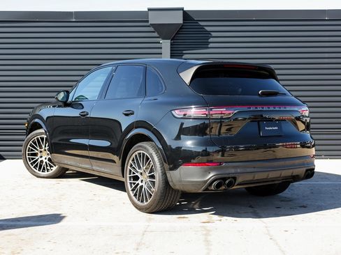 Certified 2023 Porsche Cayenne Platinum Edition image 3