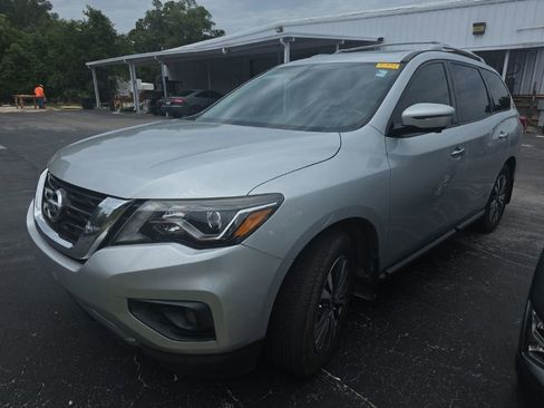 Used 2017 Nissan Pathfinder SL w/ SL Premium Package FWD image 1