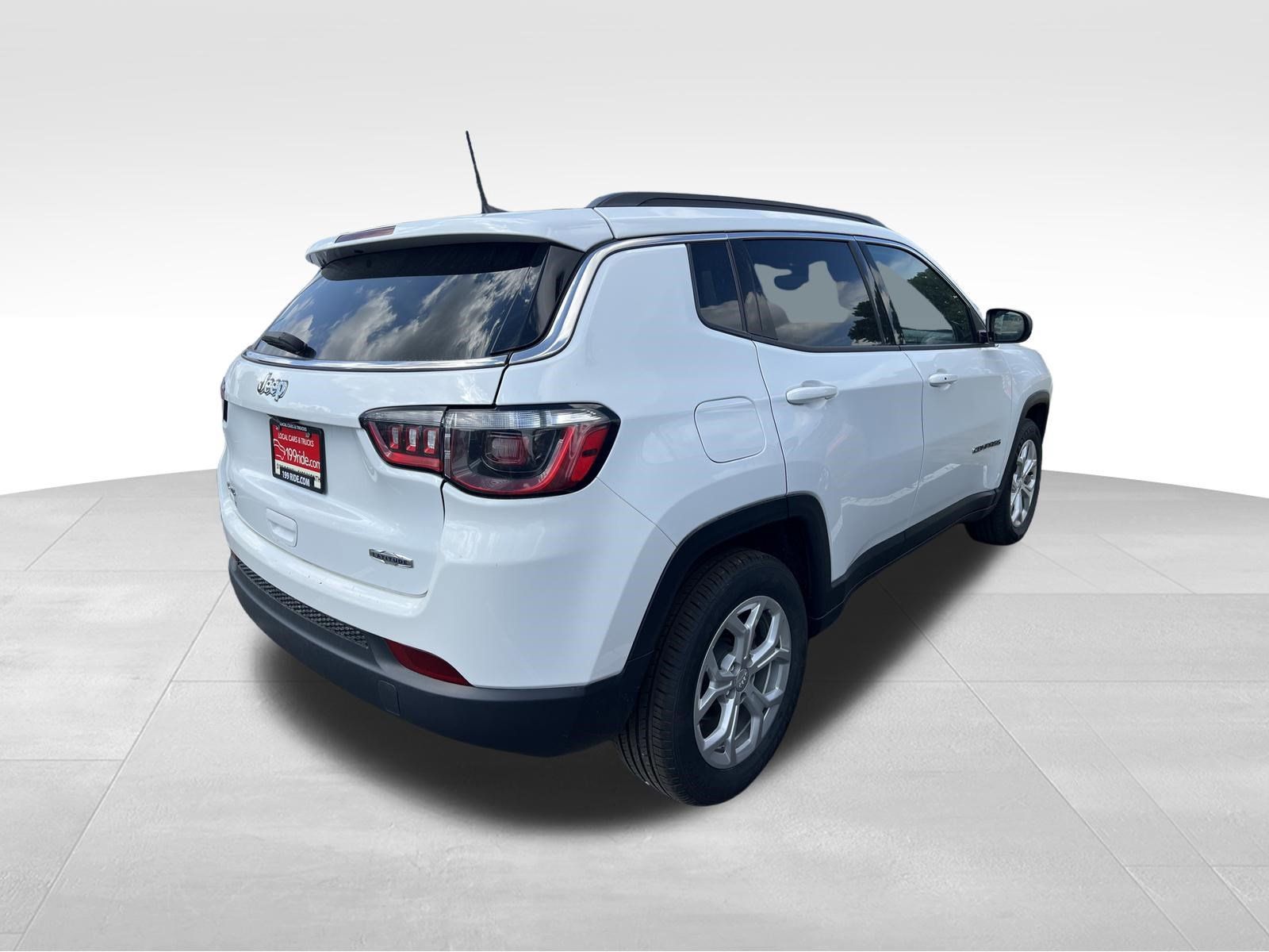 Used 2024 Jeep Compass Latitude AWD/4WD image 6