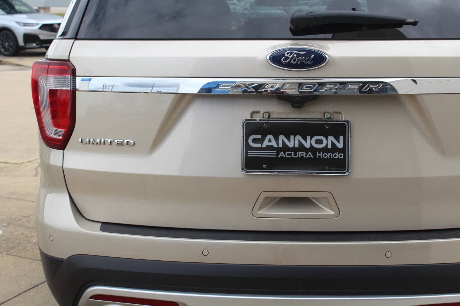 Used 2017 Ford Explorer Limited w/ Equipment Group 301A FWD image 4
