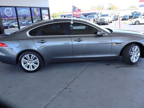 Used 2017 Jaguar XF Premium image 4