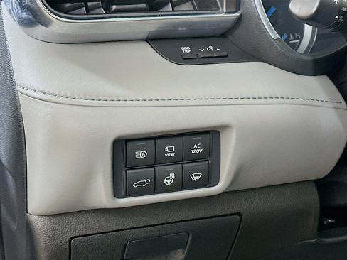 Used 2020 Toyota Highlander Limited AWD/4WD image 10
