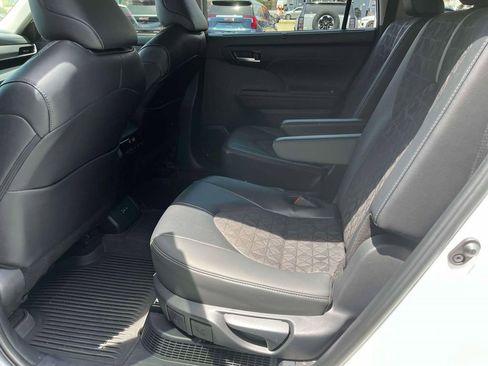 Used 2024 Toyota Highlander XLE AWD/4WD image 16