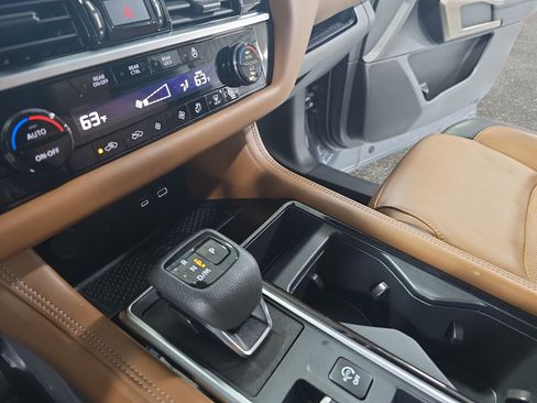 Used 2025 Nissan Pathfinder Platinum FWD image 25