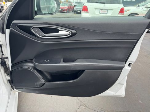 Used 2017 Alfa Romeo Giulia Sprint w/ Cold Weather Package image 23