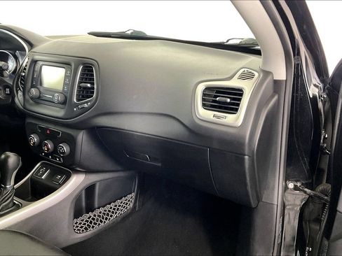 Used 2017 Jeep Compass Latitude w/ Cold Weather Group FWD image 19