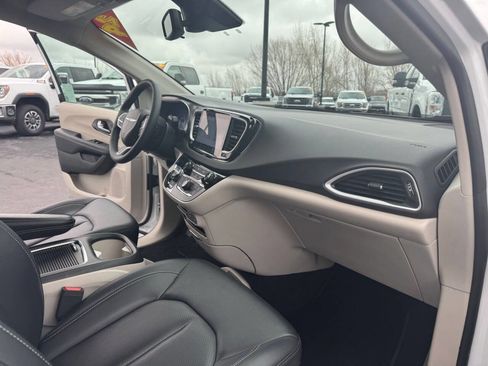 Used 2024 Chrysler Pacifica Touring-L FWD image 39