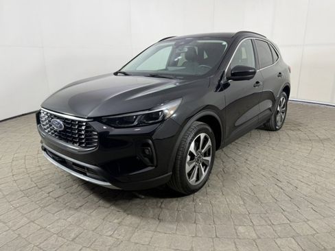 Used 2024 Ford Escape Platinum image 4