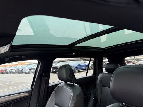 Used 2022 Volkswagen Tiguan SE R-Line image 10