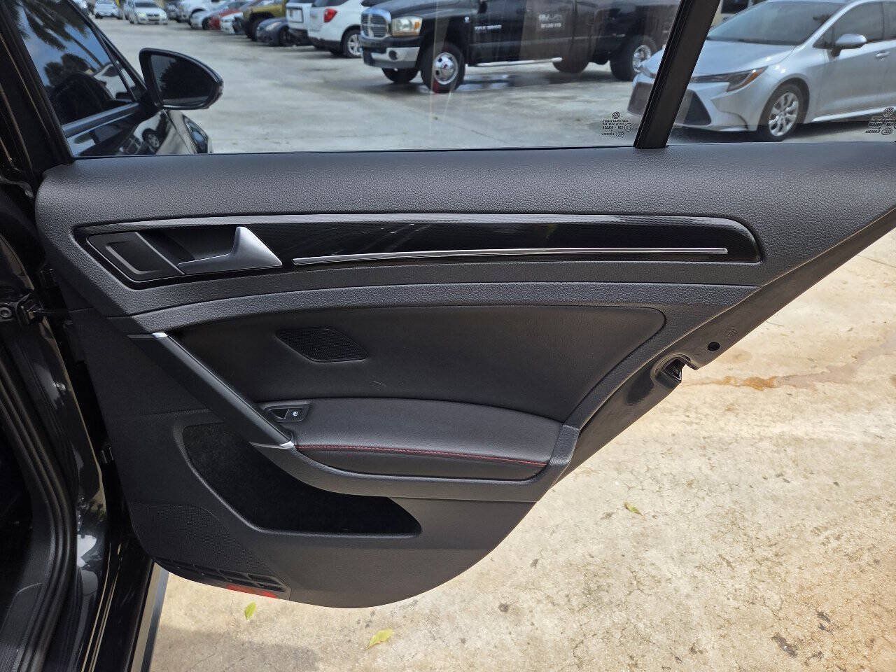 Used 2017 Volkswagen GTI SE FWD image 18
