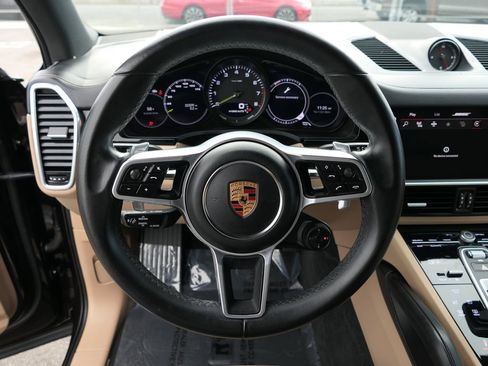 Used 2022 Porsche Cayenne Platinum Edition image 16