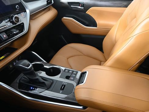 Used 2025 Toyota Highlander Platinum AWD/4WD image 36