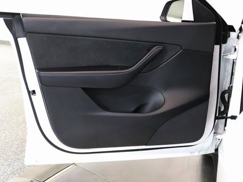 Used 2022 Tesla Model Y Long Range image 16