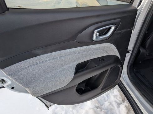 Used 2024 Jeep Compass Latitude image 12