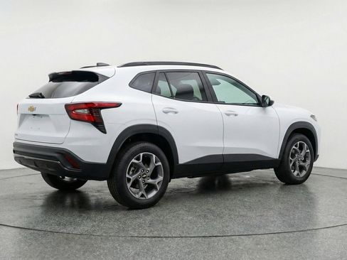 Used 2025 Chevrolet Trax LT w/ LT Convenience Package FWD image 9